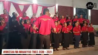 Kwaya ya Mt. Theresia wa Mtoto Yesu, Chuo cha ardhi wautambulisha muziki kwa watazamaji. Ni shangwe!