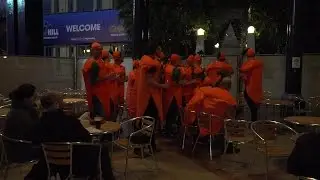 Dartsfans uit Hoeven vieren carnaval tijdens WK darts in Londen