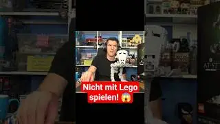 Der dabbige Held spielt mit Lego Modellen f&uuml;r die Vitrine - 75417 AT-ST