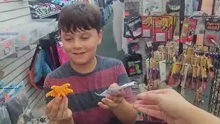 Пляжный магазин. Ходим, бродим.... #сша #магазин #пляжныйотдых #южнаякаролина #сын #муж #семья 