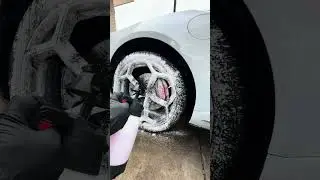 How to clean your wheels like a pro‼️🛞🧽🪣 #wheelcleaning #lamborghini #asmrsounds