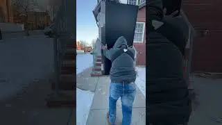 Carrying a 36 inch wide Samsung fridge and a cold weather #video #samsung #work #shoulderdolly ￼