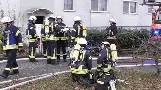 Feuer4 Keller Großeinsatz in der Dr.Behring-Straße in Lutherstadt-Wittenberg + Abtransport Patienten