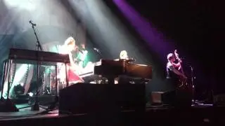 Sara Bareilles and her sister - Love is Christmas