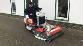 Schnelle effektive Fl&auml;chenreinigung mit der Axialkehrmaschine AX1200 und dem CM2 PRO von Westermann.