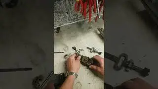 Bosch Jigsaw GST 18V-LI won't hold the blades.