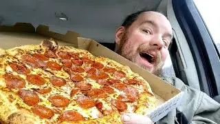 Ассорти от Брэндона: Little Caesars, пицца с начинкой в ​​необычном тесте.