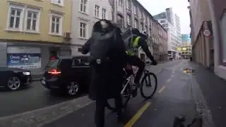 Dame g&aring;r over sykkelvei, helt uten &aring; se seg for.