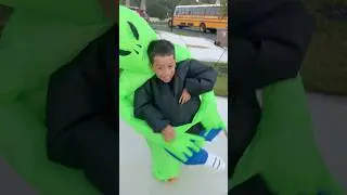 Он опоздал на автобус&hellip; Потому что его пытался похитить инопланетянин! 👽😱