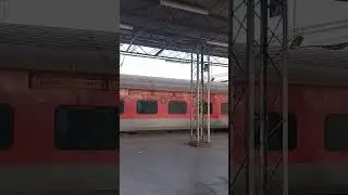 22904 Bhuj - Bandra Terminus AC Superfast Express at Gandhidham #electronic #railwaydepartment