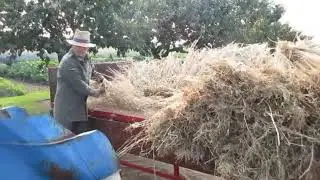 Bolderik dorsen: De plot-combine in gebruik als ouderwetse dorskast.