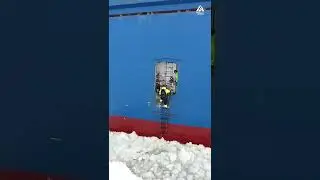 Antarctic hitchhiking at its finest🤪🥶 #cold #hitchhiking #extremeclimate #freezingweather #shorts