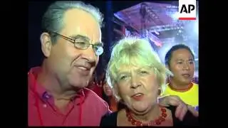 Thousands of couples try to break record of simultaneous kiss