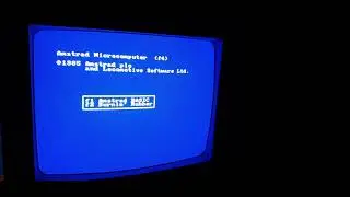Amstrad 6128plus avec le jeu Burnin Rubber en d&eacute;monstration