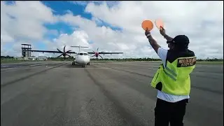 begini cara petugas parkir pesawat/marsheler di bandara mathilda batlayeri saumlaki