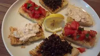 Bruschetta mit Olivenpaste, Thunfischpaste und der klassischen Tomatenpaste