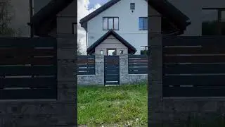 Современный забор с акцентом под дерево &mdash; проект в Смогоровке 🌳🖤