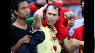 Fans malaysia assaulting fans Vietnam in the semifinals AFFCUP 2014