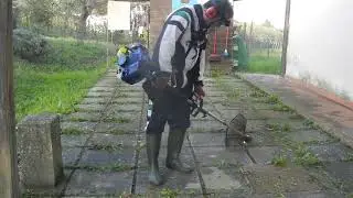 Rimozione Erbacce tra le Fughe con Spazzola in Acciaio per Decespugliatore