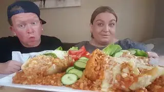 Jacket potatoes topped with chilli and cheese / 