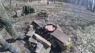 Vaření v přírodou pohlcených pozůstatcích důlního zařízení