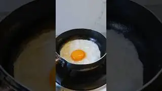 ASMR | HOW I COOK PERFECT SUNNYSIDE UP EGG IN A SKILLET 🥚🍳 #perfect #sunny #egg #fried #shorts