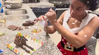 MERRY CHRISTMAS!!!!!!Watch me make a Oreo gingerbread house for an hr