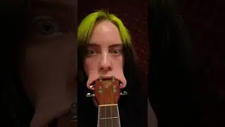 Билли Айлиш помещает в рот всю головку укулеле&hellip; ДВАЖДЫ 😂 #шорты #billieeilish