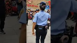 Xinjiang police officers join the crowd to celebrate Eid 2023