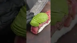 Острый ролл Баха Суши со стейком и авокадо