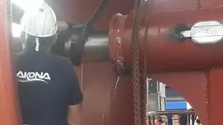 D&eacute;montage l'arbre porte h&eacute;lice &agrave; pas variable  d'un bateaux de p&ecirc;che