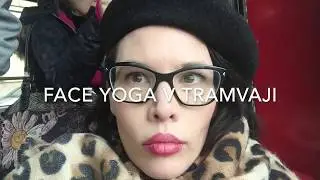 Face Yoga v tramvaji