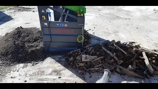 Mini R&uuml;ttelsieb im Einsatz mit Altholz, tamis de s&eacute;paration