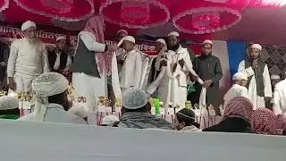 হাফেজ ছাত্রদের কে পাগড়ি পরিধান করাইলেন দারুল উলুম জাকারিয়া মাদ্রাসার শায়খুল হাদিস