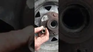 Как снять шпильку ступицы прицепа, вырванную из ступицы?