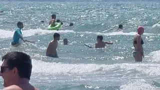 #АНАПА ЛЮДИ В МОРЕ РИСКУЮТ ЖИЗНЬЮ И ТАЩАТ СВОИХ ДЕТЕЙ...