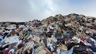 Etrange paysage de v&ecirc;tements au rebut dans l'Atacama, lieux le plus sec du monde