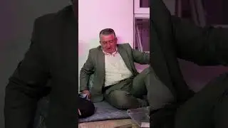 Самаре и Мамосте Хошеви уютно устроились на диване перед печью и ведут приятную беседу.