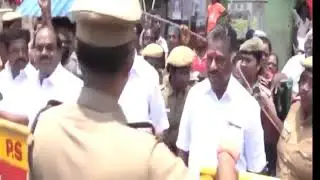 O Paneer Selvam saluting Jayalalitha's car tyres