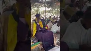 የኔታ ኣባ ወልደ ሩፋኤል ሲያስተምሩ።