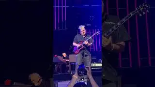 Counting Crows&rsquo; David Immergluck plays magnificent Sullivan Street guitar solo 6/17/23
