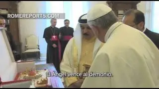 El Rey de Barhein regala al Papa la maqueta de una iglesia gigante que se construirá en el país