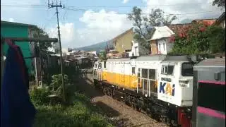 Abah Nanang Erlan menyapa cikidoy kereta api lodaya