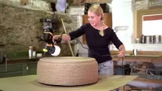 Mesa de centro hecha de neumáticos y cuerda