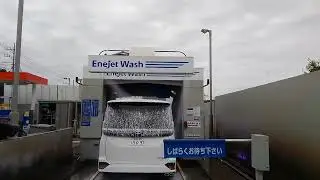2024年10月25日 エネオスオブリステーション西谷で洗車機 前の車の洗車の模様　（今月から値上げになったけど）木・金半額コーティング洗車安いです　拭きあげタオルも貸してくれます。