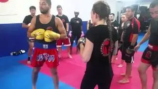 Chicago kickboxing club : Knee off a double jab