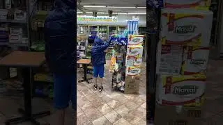 Nyc street drama: hungry thief on the loose #newyork