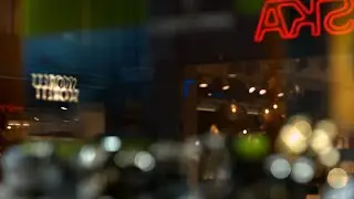 3597. Reflektioner i skyltf&ouml;nster (Reflections in a store front) Stock Footage Video