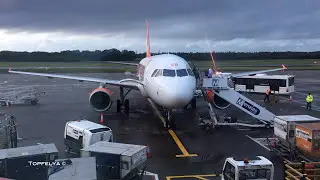 Быстрая разгрузка и погрузка Лоукоста EasyJet Airbus A320 таймлапс