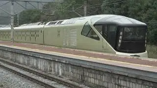 篠ノ井線聖高原駅3番線に入線し、上り下りの特急「しなの」の通過待ちで運転停車をした、E001系「四季島」回送列車。